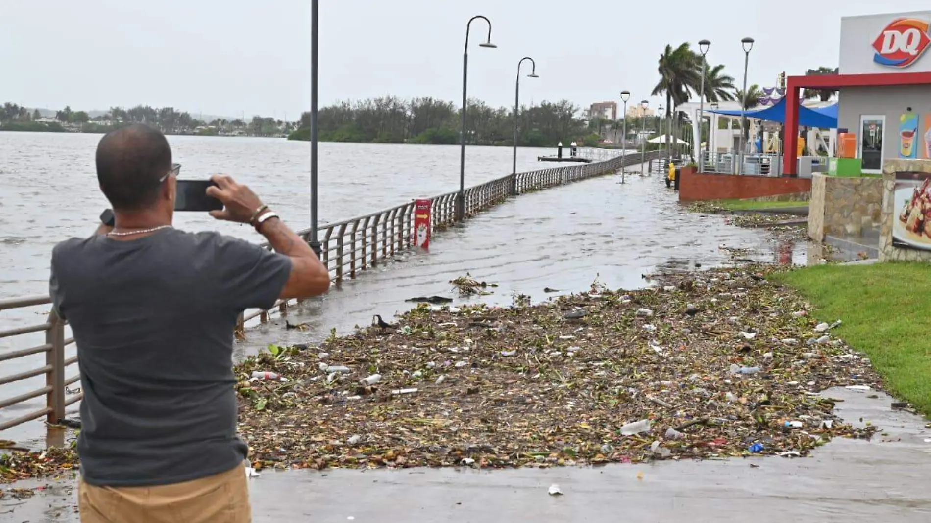 Se desborda la Laguna del Carpintero ante lluvias por Chris en Tampico Alejandro del Ángel (1)